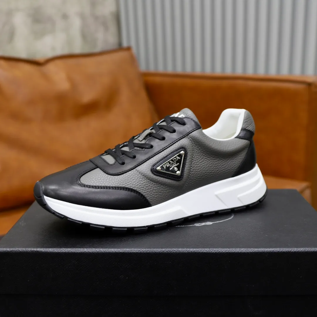 Factory price: 720💰Top original order Brand: PRADA (Prada) Standard code: Men's size 38/44 (45 can be customized) Grade: Same as the official website Material: Original cowhide leather lining Original combination two-color wear-resistant soft outsole Style category: Leisure and sports version Young fashion European and American trend British style Color: Actual picture color